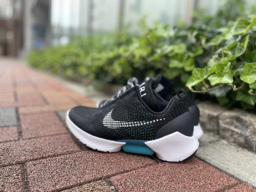 ハイテクスニーカーのスニーカー