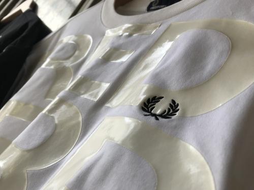 フレッドペリーのラバープリントTシャツ