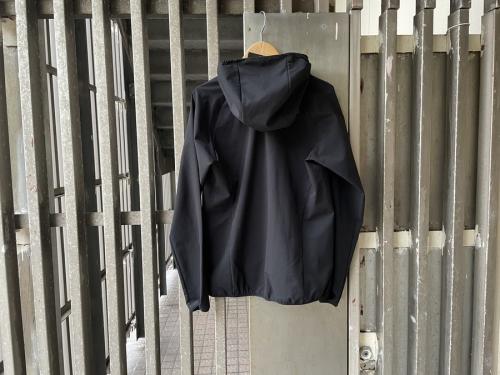 ナイロンジャケットのランニングウェア