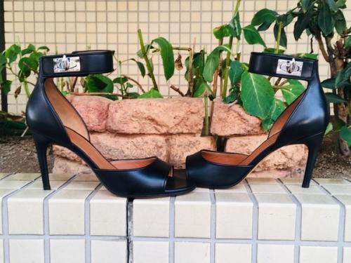 ジバンシーのシャークストラップサンダル