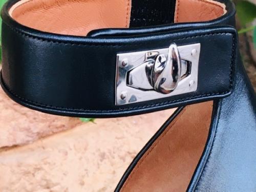 シャークストラップサンダルのレディース