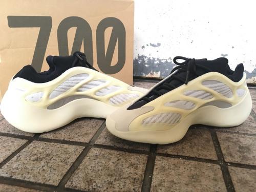 アディダス+カニエウエストのYEEZY 700 V3