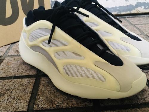 YEEZY 700 V3のコラボ　スニーカー