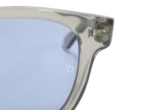 クリアフレームサングラスのサングラス