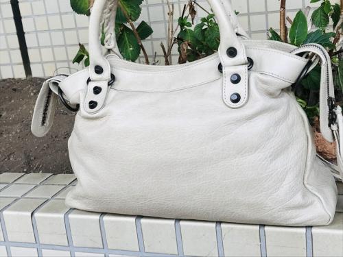 バレンシアガのエディターズバッグ