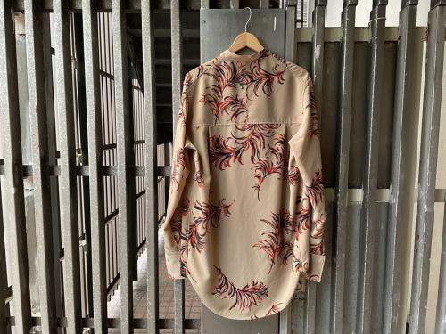 スタンドカラーシャツのSTAND COLLER FEATHER BLOUSE