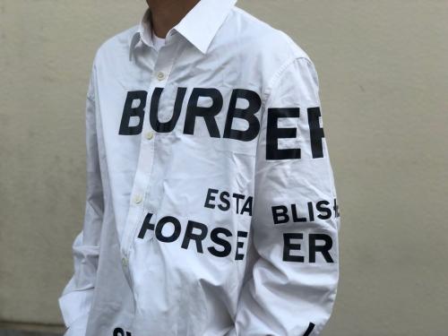 バーバリーのホースフェリープリント オーバーサイズシャツ