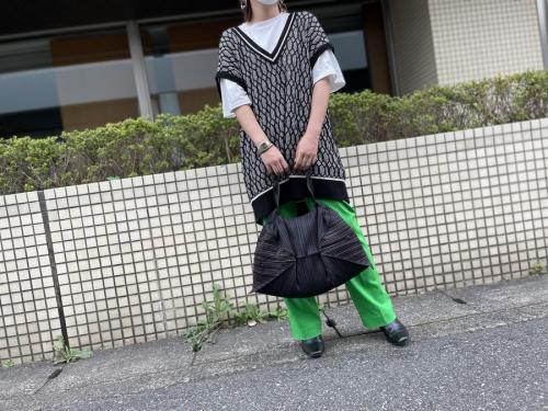 プリーツプリーズのプリーツハンドバッグ