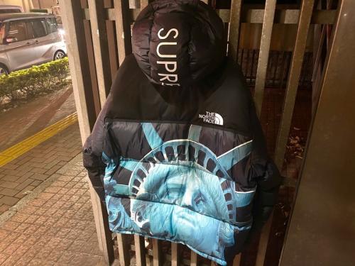 ザノースフェイス×シュプリームのバルトロ