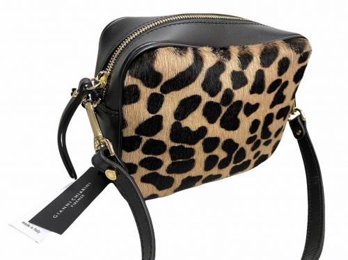 ショルダーバッグのレオパード