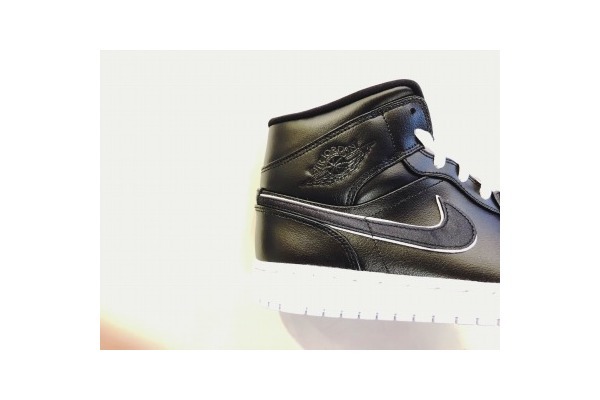 NIKE（ナイキ ）のAIR JORDAN 1 MID SE 