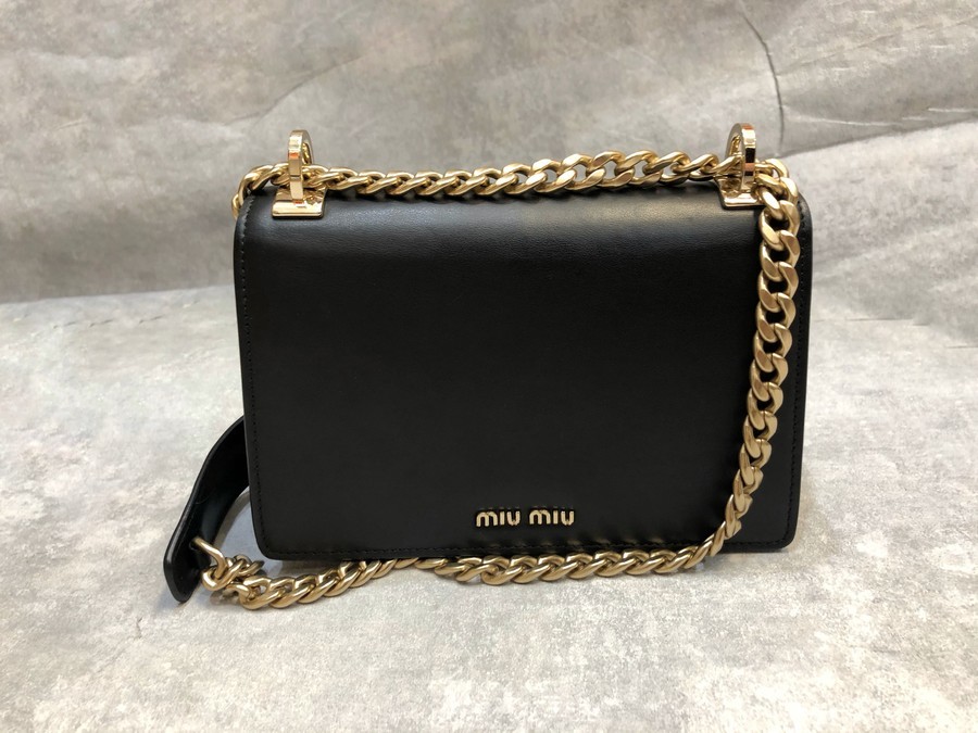 miumiu チェーンショルダー