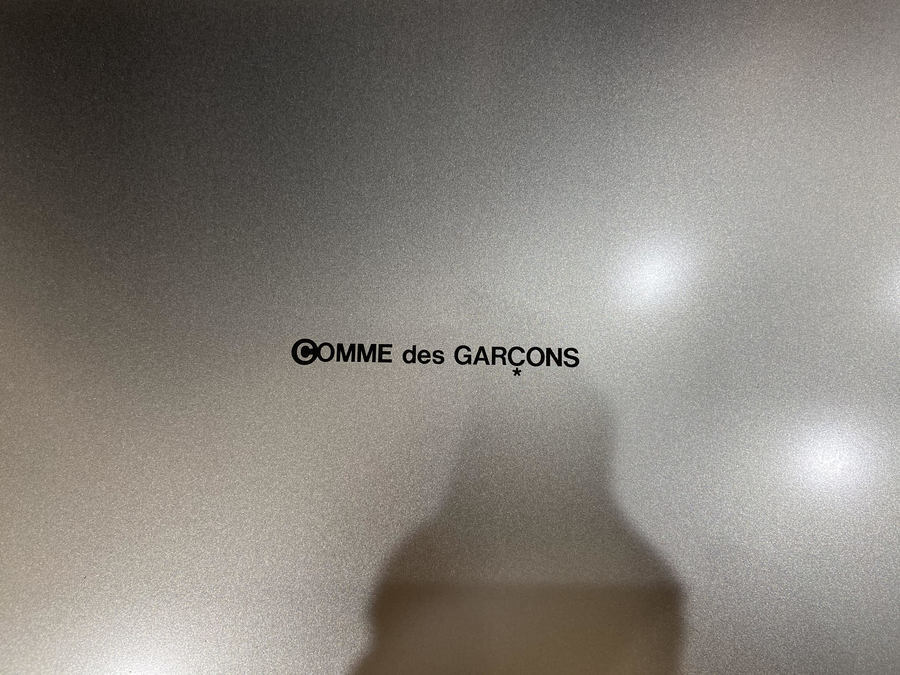 COMME des GARCONS/コム デ ギャルソン】よりブリキメッセージ