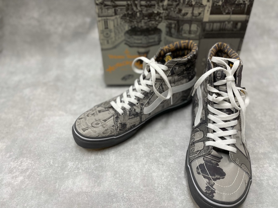 VANS×Vivienne WestwoodAnglomania】のコラボハイカットスニーカーを