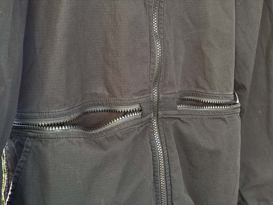 stone  シャツブルゾン STERNBERG（スタンバーグ）の「サイドスリットZIPシャツ