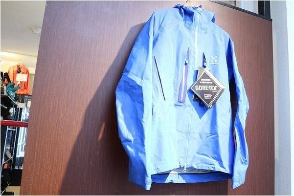 Gore-Tex Pro Shell を使用した機能性に富んだマウンテンジャケット