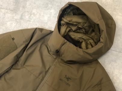 「アウトドアブランドのARCTERYX LEAF 」