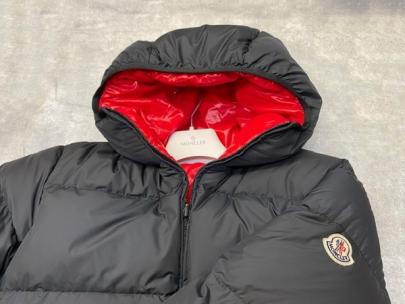 「ラグジュアリーブランドのMONCLER 」