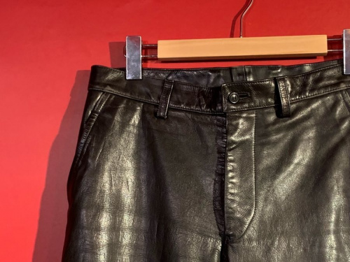 ISSEY MIYAKE/イッセイミヤケ】のアーカイブレザーパンツ を買取入荷