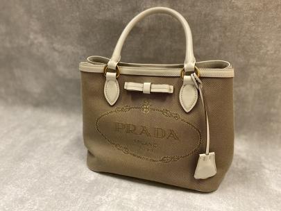 「ラグジュアリーブランドのPRADA 」