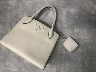 「ラグジュアリーブランドのPRADA 」