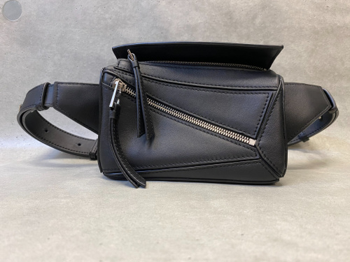 人気【LOEWE】puzzle ミニ バムバッグ スタッフが買ってみた】LOEWE(ロエベ)/パズルバムバッグミニの