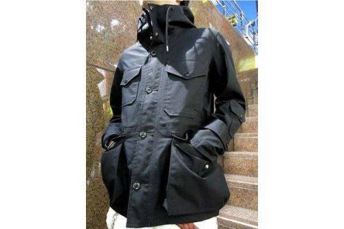 アウトドアのマウンテンパーカー