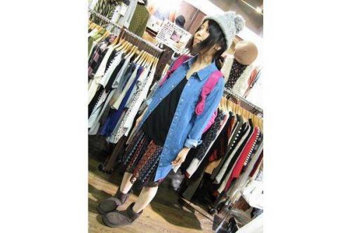 スタッフコーデのデニムシャツ