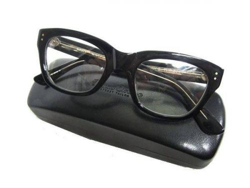 デラックスのメガネ