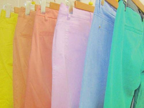 トレンドのカラーパンツ