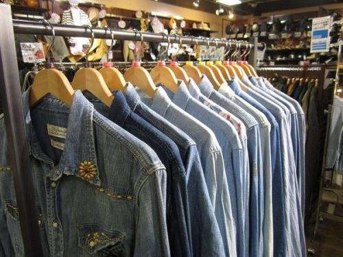デニムシャツのシャンブレーシャツ