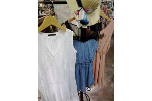 レディースのワンピース