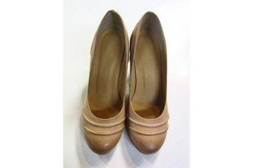 パンプスのレザー