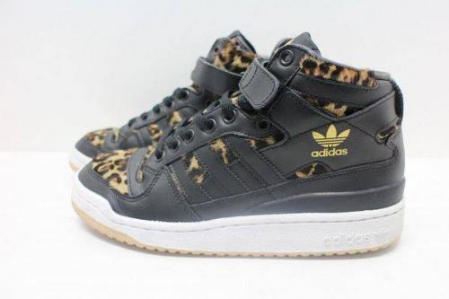 ストリートのadidas