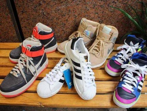 レディースのスニーカー
