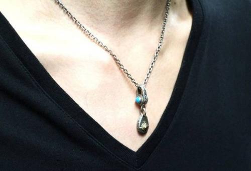 ネックレスのシルバーアクセサリー