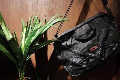 ミステリーランチのブリーフケース