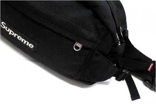 ボックスロゴのウエストバッグ