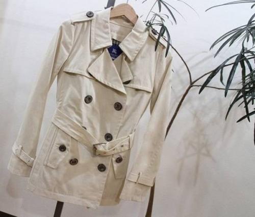トップスのトレンチコート