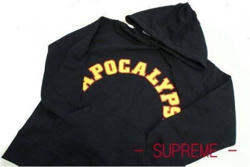 トップスのパーカー