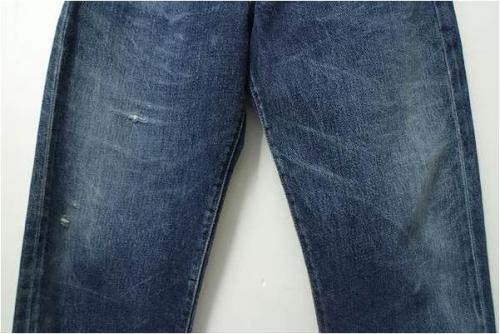 ボトムスのデニムパンツ