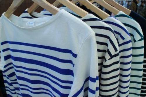 トップスの長袖シャツ