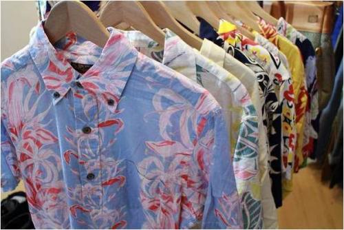 トップスのアロハシャツ
