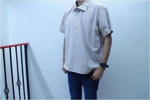 トップスの半袖シャツ