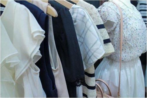 トップスのシャツ・ブラウス