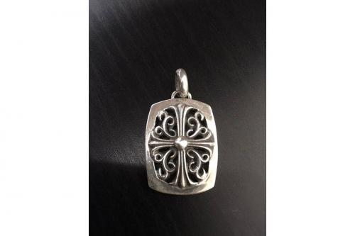 カットソーのクロスラージペンダントネックレス