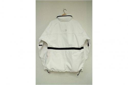 コラボのパーカー