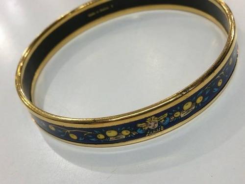 バングルのブレスレット