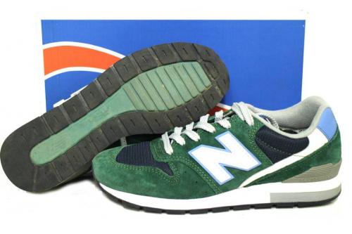 スニーカーの996