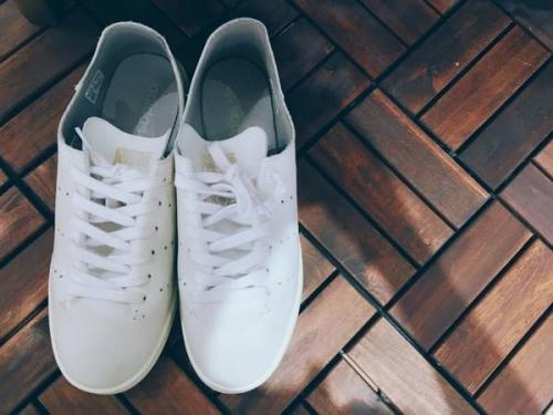 ローテクスニーカーのハイテクスニーカー